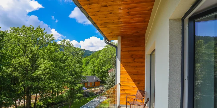 Moderní hotel s výhledem na Slezské Beskydy: polopenze a neomezený vstup do wellness i fitness