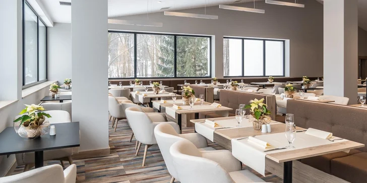 Moderní hotel s výhledem na Slezské Beskydy: polopenze a neomezený vstup do wellness i fitness