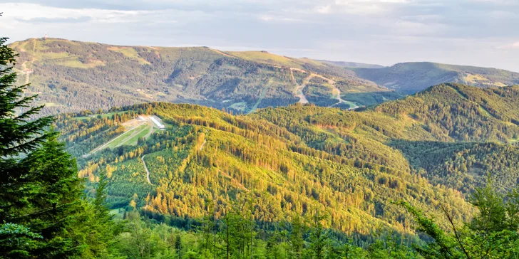 Moderní hotel s výhledem na Slezské Beskydy: polopenze a neomezený vstup do wellness i fitness