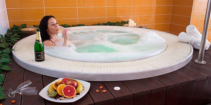 Bublinkový relax na 60 nebo 120 minut: privátní wellness s dvouchodovým menu a lahví sektu pro pár