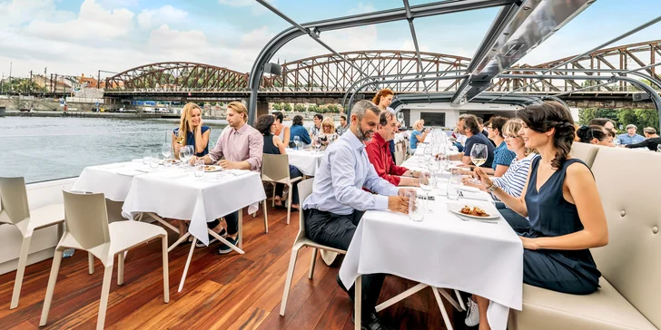 Oběd na moderní prosklené lodi: 2hodinová plavba Prahou, živá hudba, výhledy a welcome drink