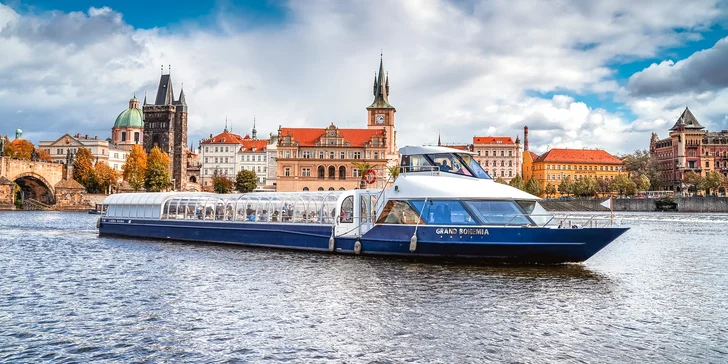 Oběd na moderní prosklené lodi: 2hodinová plavba Prahou, živá hudba, výhledy a welcome drink