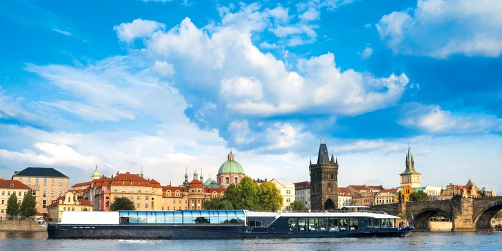 Oběd na moderní prosklené lodi: 2hodinová plavba Prahou, živá hudba, výhledy a welcome drink