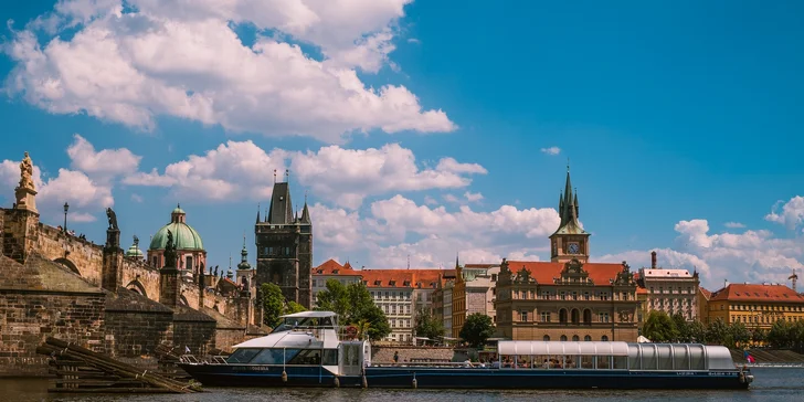 Oběd na moderní prosklené lodi: 2hodinová plavba Prahou, živá hudba, výhledy a welcome drink