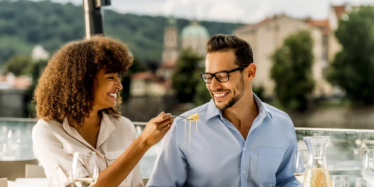 Oběd na moderní prosklené lodi: 2hodinová plavba Prahou, živá hudba, výhledy a welcome drink