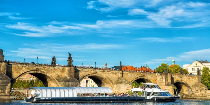 Oběd na moderní prosklené lodi: 2hodinová plavba Prahou, živá hudba, výhledy a welcome drink