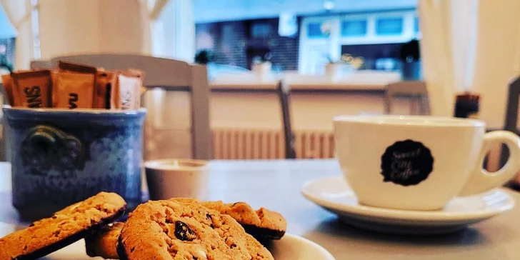 Káva s pralinkou i limonáda a cookies pro jednoho, pár i rodinu nebo čtyřčlennou partu