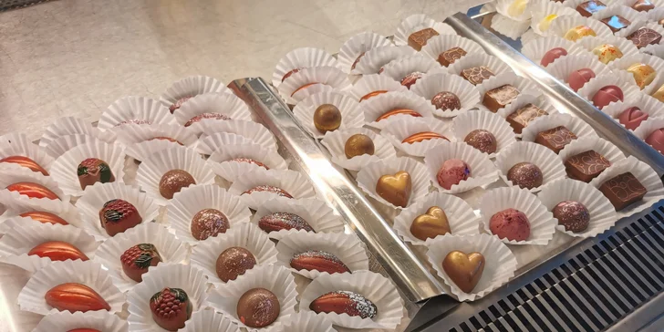 Káva s pralinkou i limonáda a cookies pro jednoho, pár i rodinu nebo čtyřčlennou partu