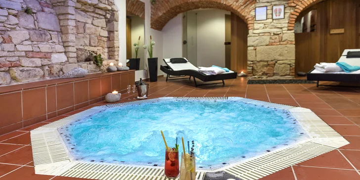 1,5 hodiny v privátním wellness pro pár či rodinu a k tomu zmrzlina, sekt či 4chodové menu s víny