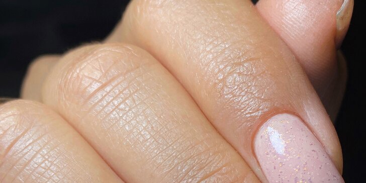Péče o nehty: kombinovaná manikúra, gel lak i posilující sérum
