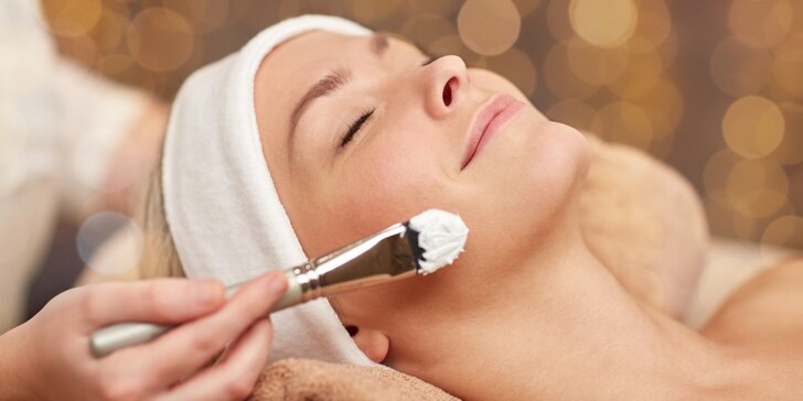 Anti-aging ošetření: kosmetická masáž s hydratačním sérem, zlatá liftingová maska i úprava obočí a řas