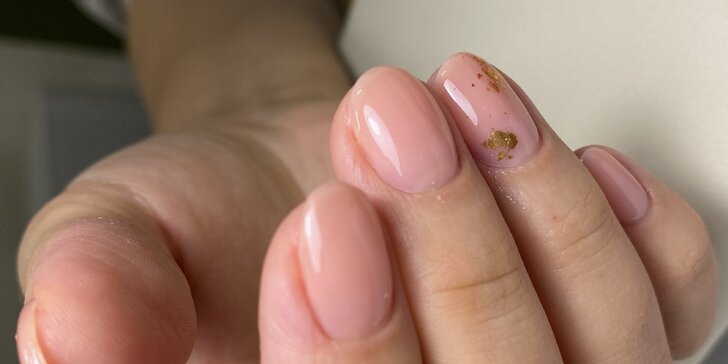 Péče o nehty: kombinovaná manikúra, gel lak i posilující sérum