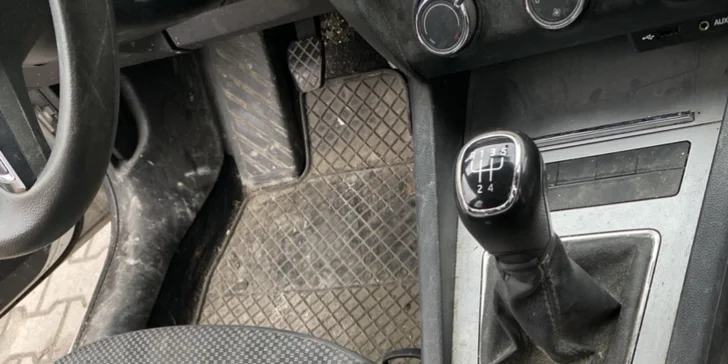 Auto jako nové: rozleštění světlometů, mytí exteriéru interiéru vozidla nebo aplikace tvrdého vosku