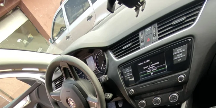 Auto jako nové: rozleštění světlometů, mytí exteriéru interiéru vozidla nebo aplikace tvrdého vosku