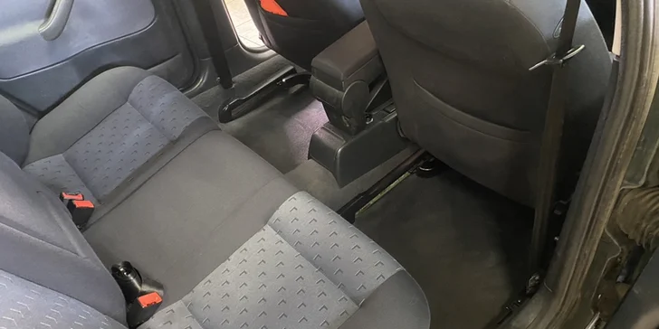 Auto jako nové: rozleštění světlometů, mytí interiéru, aplikace tvrdého vosku i oživení laku
