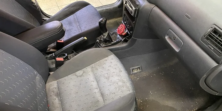 Auto jako nové: rozleštění světlometů, mytí interiéru, aplikace tvrdého vosku i oživení laku