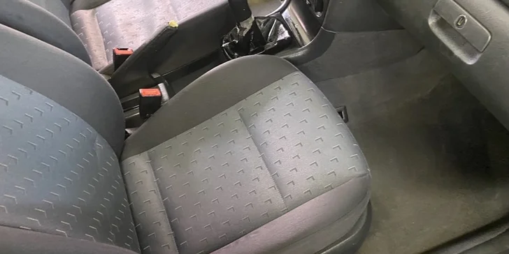 Auto jako nové: rozleštění světlometů, mytí interiéru, aplikace tvrdého vosku i oživení laku