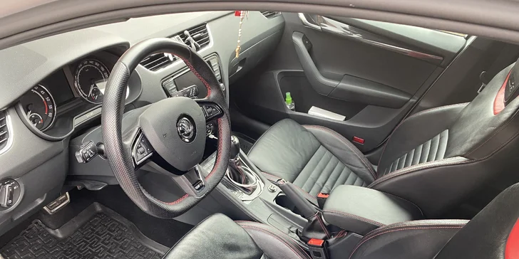 Auto jako nové: rozleštění světlometů, mytí interiéru, aplikace tvrdého vosku i oživení laku