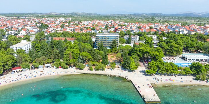 Vodice v Chorvatsku a parádní dovolená u moře: hotel hned u pláže, polopenze, bazény i fitness
