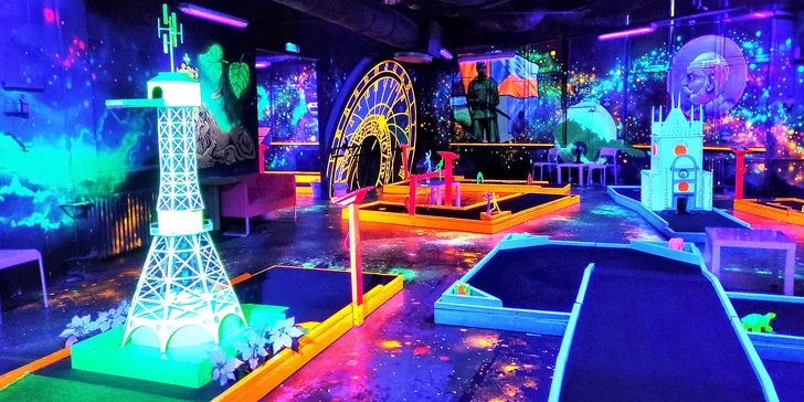 Tak trochu v jiném světle: 18jamkový neonový minigolf v centru Prahy pro jednotlivce i rodiny