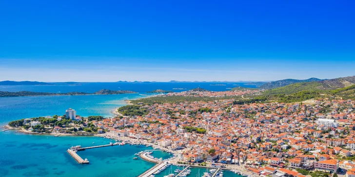 Užijte si Chorvatsko: pobyt u pláže s polopenzí a vstupem do bazénu