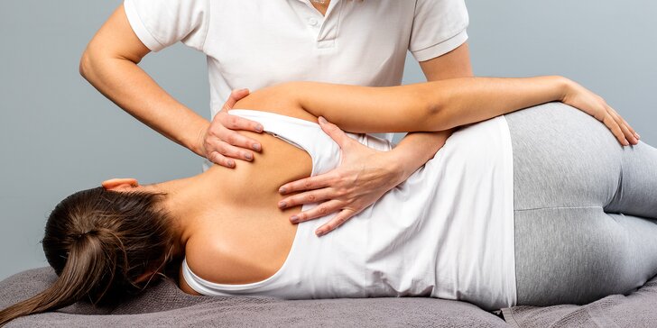 Rehabilitační masáž včetně nahřátí infračervenou lampou či reflexní masáž chodidel