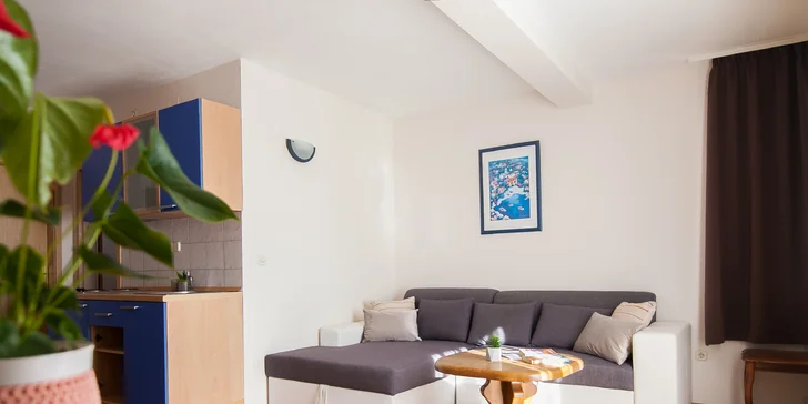 Dovolená na Makarské riviéře: apartmán se snídaní, bazén neomezeně