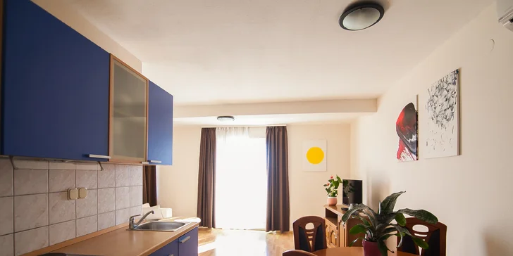 Dovolená na Makarské riviéře: apartmán se snídaní, bazén neomezeně