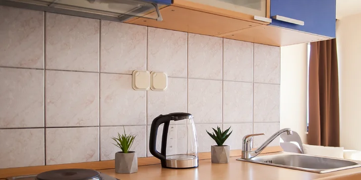 Dovolená na Makarské riviéře: apartmán se snídaní, bazén neomezeně