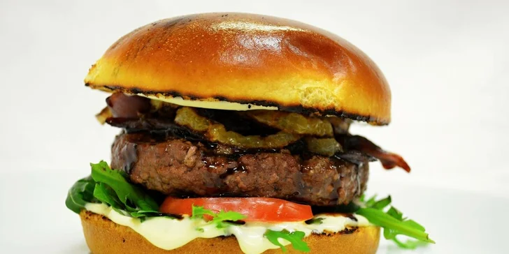 Burgerové menu pro dva či partu: hovězí z mladého býčka, hranolky a salát