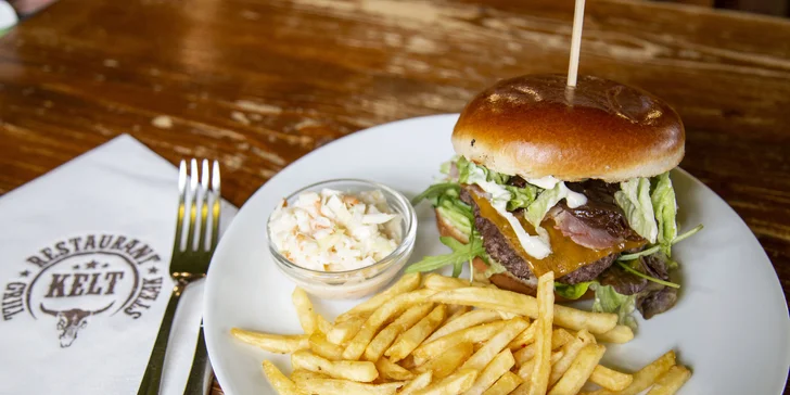 Burgerové menu pro dva či partu: hovězí z mladého býčka, hranolky a salát