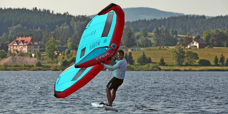 Vyzkoušejte wing-surfing: individuální 2hod. kurz vč. zapůjčení vybavení