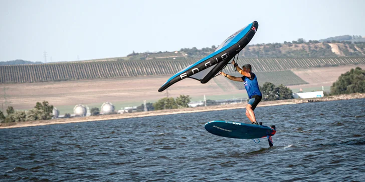 Vyzkoušejte wing-surfing: individuální 2hod. kurz vč. zapůjčení vybavení