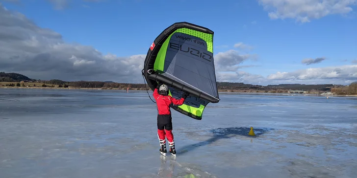 Vyzkoušejte wing-surfing: individuální 2hod. kurz vč. zapůjčení vybavení