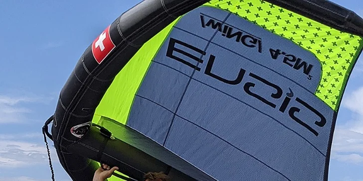 Vyzkoušejte wing-surfing: individuální 2hod. kurz vč. zapůjčení vybavení
