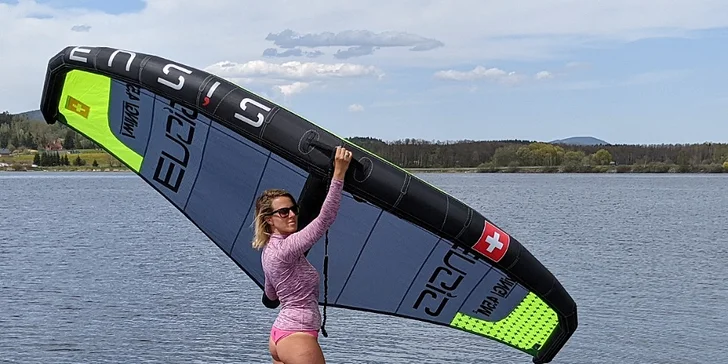 Vyzkoušejte wing-surfing: individuální 2hod. kurz vč. zapůjčení vybavení
