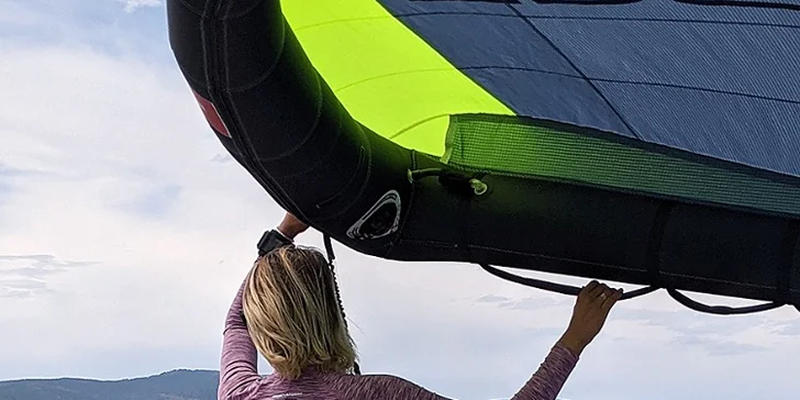 Vyzkoušejte wing-surfing: individuální 2hod. kurz vč. zapůjčení vybavení