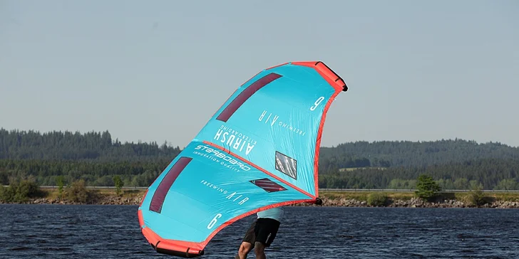 Vyzkoušejte wing-surfing: individuální 2hod. kurz vč. zapůjčení vybavení