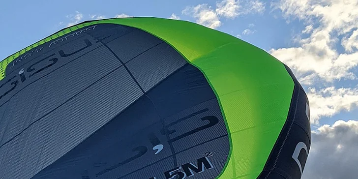 Vyzkoušejte wing-surfing: individuální 2hod. kurz vč. zapůjčení vybavení