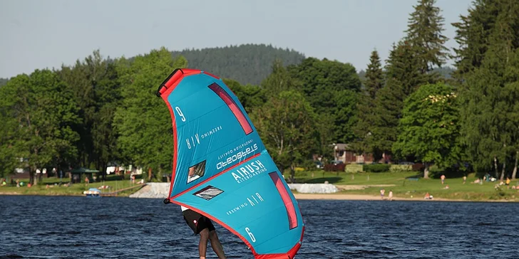Vyzkoušejte wing-surfing: individuální 2hod. kurz vč. zapůjčení vybavení