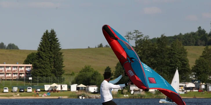 Vyzkoušejte wing-surfing: individuální 2hod. kurz vč. zapůjčení vybavení