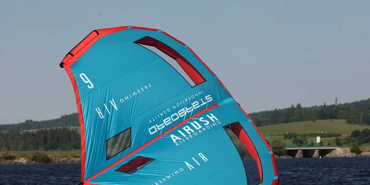 Vyzkoušejte wing-surfing: individuální 2hod. kurz vč. zapůjčení vybavení
