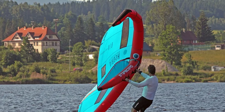 Vyzkoušejte wing-surfing: individuální 2hod. kurz vč. zapůjčení vybavení