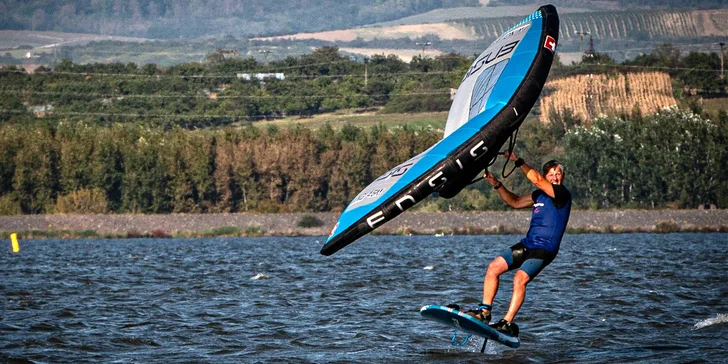 Vyzkoušejte wing-surfing: individuální 2hod. kurz vč. zapůjčení vybavení