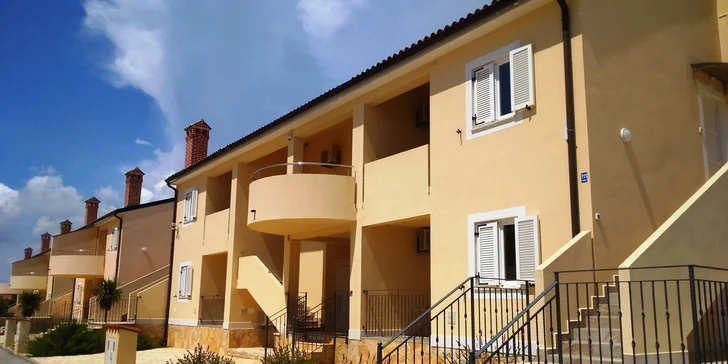 Pěkně zařízené apartmány až pro 6 osob kousek od pláže na jihu Istrie