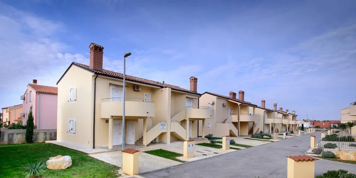 Pěkně zařízené apartmány až pro 6 osob kousek od pláže na jihu Istrie