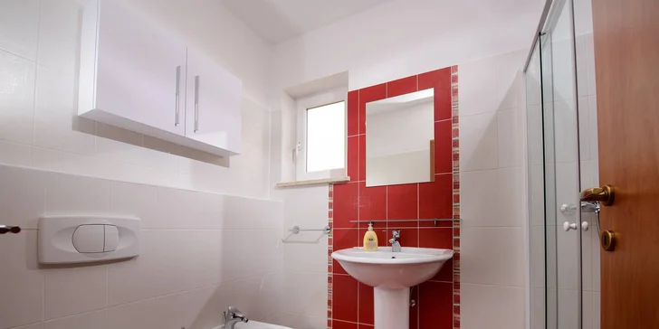 Pěkně zařízené apartmány až pro 6 osob kousek od pláže na jihu Istrie