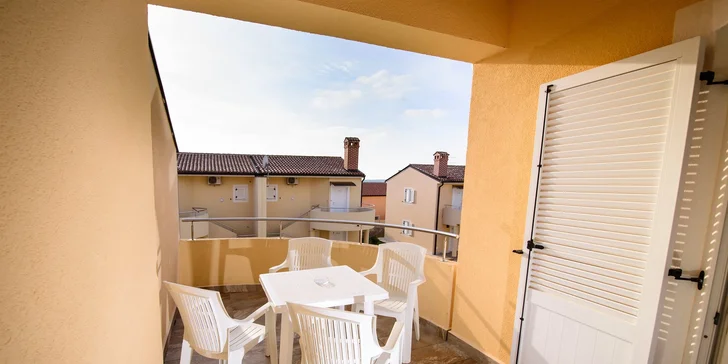 Pěkně zařízené apartmány až pro 6 osob kousek od pláže na jihu Istrie