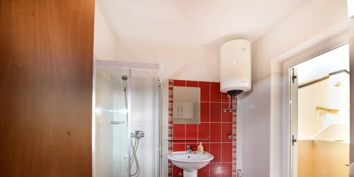 Pěkně zařízené apartmány až pro 6 osob kousek od pláže na jihu Istrie