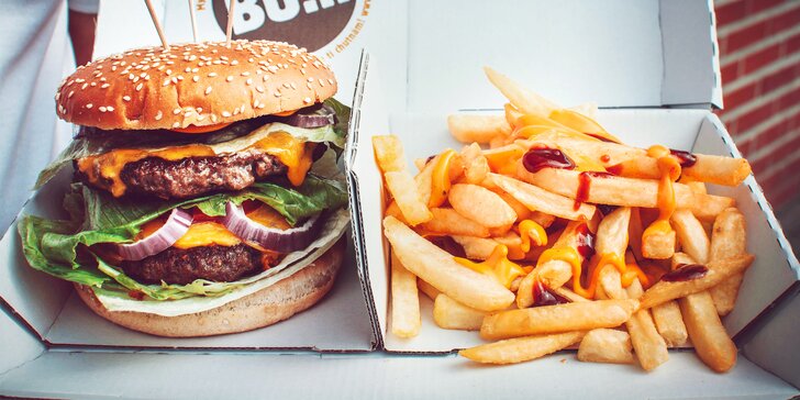 Napěchovaný hovězí burger a hranolky na odnos s sebou pro 1 nebo 2 osoby